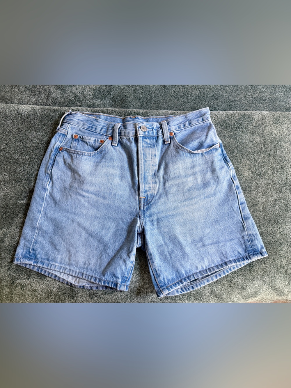 Levi's Light Wash Mid Thigh Women’s Short